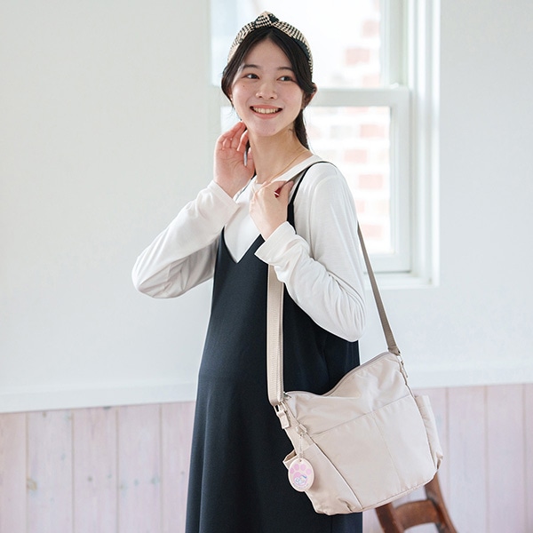 撥水10ポケットショルダーバッグ（チャーム付き）