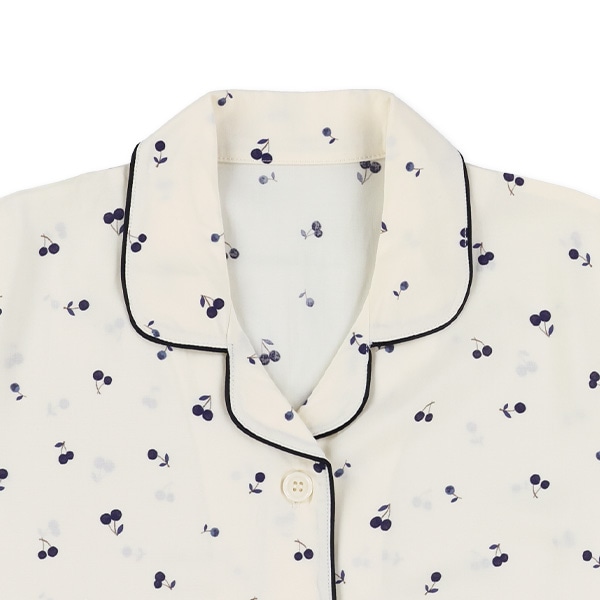 前開き半袖パジャマ（モノトーンチェリー総柄）