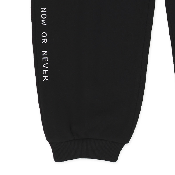 裏起毛ひざ切り替えロゴパンツ