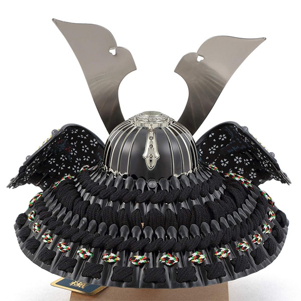 五月人形 兜飾り実正大鍬形 5号 いぶし銀 正絹縅 細密金具 本金鍍金 名前・生年月日入れふくさ付