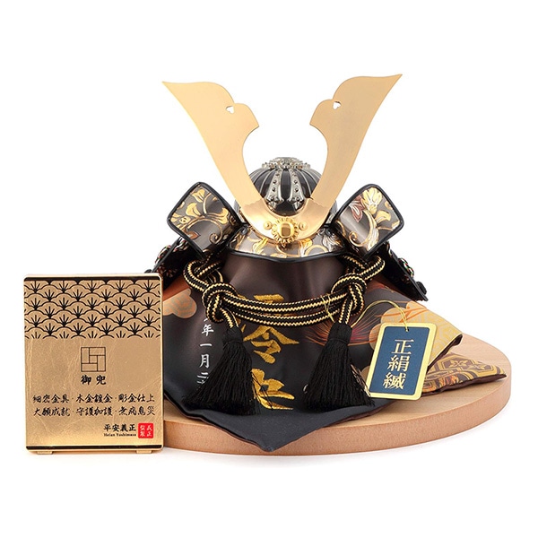 五月人形 兜飾り武将シリーズ 黒唐草 5号 大鍬兜 正絹縅 細密金具 本金鍍金 彫金細工 名前・生年月日入れふくさ付