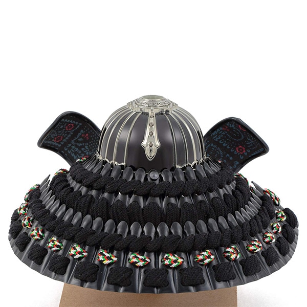 五月人形 兜飾り武将シリーズ 黒唐草 5号 上杉謙信 正絹縅 細密金具 本金鍍金 彫金細工 名前・生年月日入れふくさ付