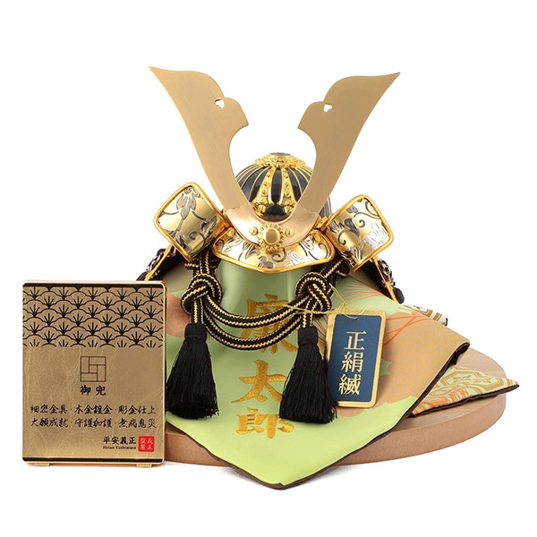 五月人形 兜飾り武将シリーズ 金唐草 5号 大鍬兜 正絹縅 細密金具 本金鍍金 彫金細工 名前・生年月日入れふくさ付